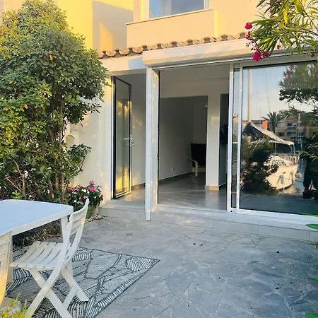 T2, Ile De La Marina, Climatisee בית נופש